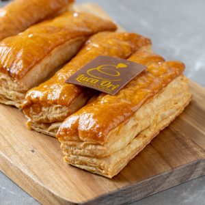 Sfogliatine con crema di nocciole su tagliere