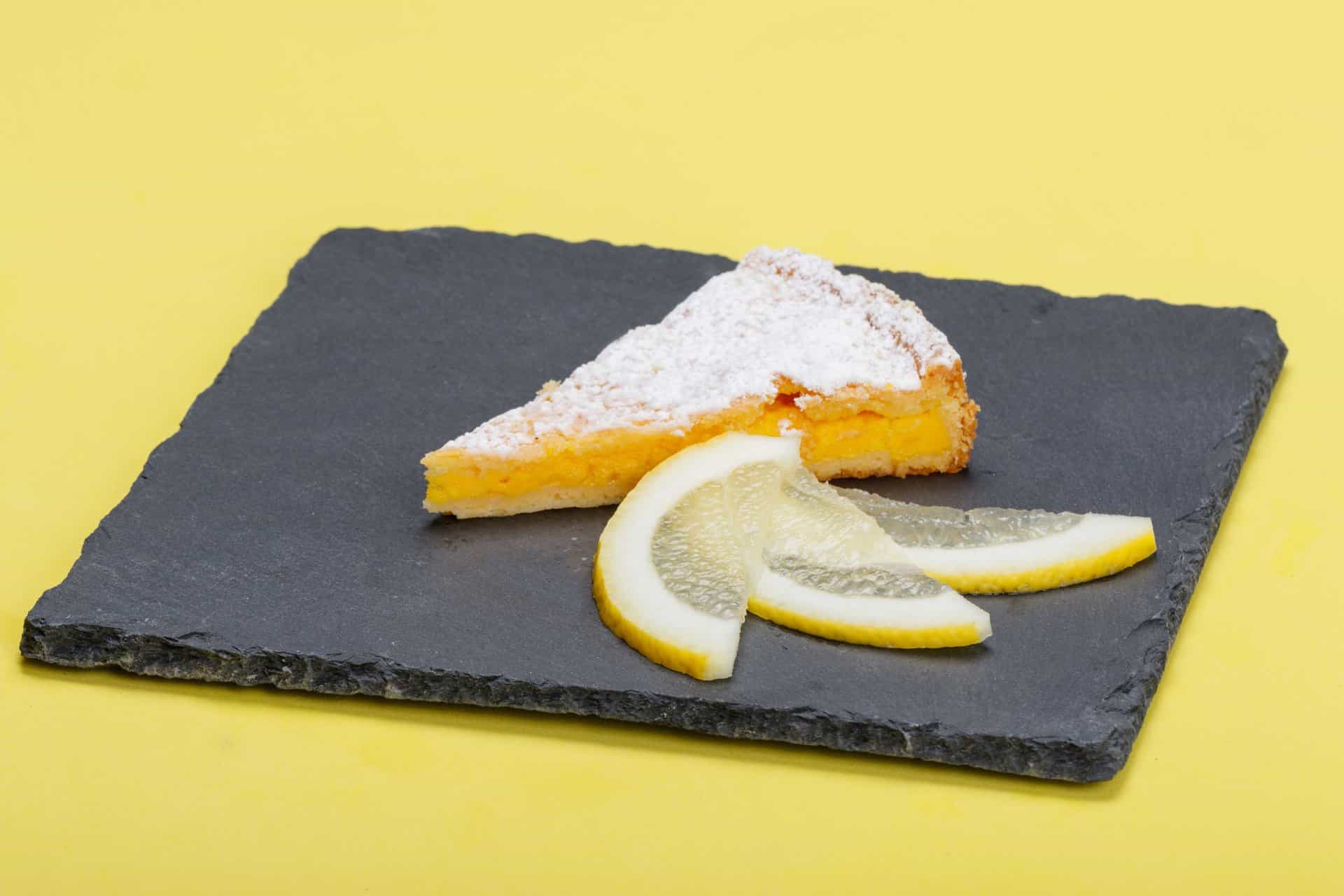 fetta di torta al limone