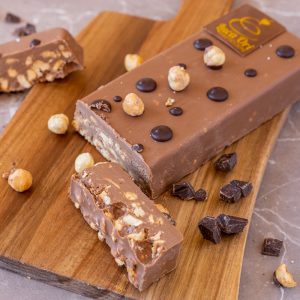 Il Gianduione alle nocciole su tagliere