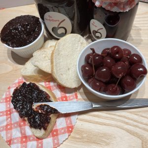 Confettura di prugne e marasche spalmata su pane 4